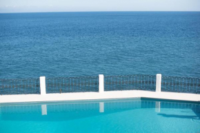 Гостиница Salt Water Villa - Sea Water Pool - Private Sea Access  Санта Круз